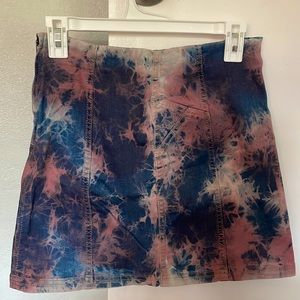 Static print mini skirt